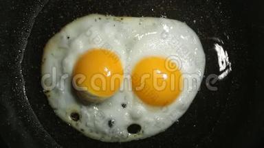 煎蛋的过程.. 炸鸡蛋在煎锅里煎.. 两个鸡蛋的煎蛋
