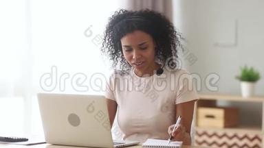 戴耳机的混血女人在网上学习笔记