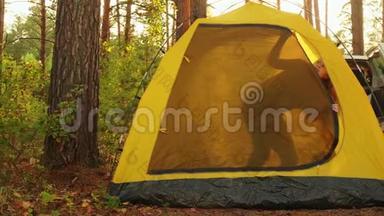 游客一家人在阳光明媚的森林里<strong>露营帐篷</strong>里醒来。 在<strong>露营</strong>地的背景日出中幸福的家庭