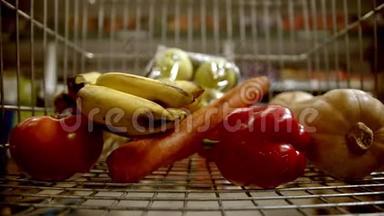 购物手推车-在商店里选择物品-购买水果和蔬菜，并将它们添加到手推车中。