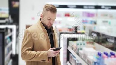 小胡子男在购物中心用手机上网聊天