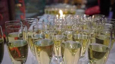 宴会上提供香槟或白起泡酒的玻璃杯