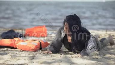 年轻女子在岸边的救生衣附近吐痰，洪水幸存者