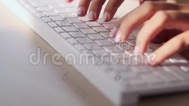 一个女人`办公室里用电脑键盘。