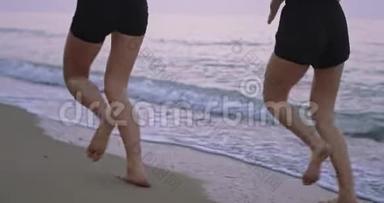 早晨海滩边，两位女士在早晨<strong>一起跑</strong>步，腿在水中的细节