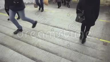 冬天降雪时，人们在地铁地下通道上下楼梯。 流感病毒。 寒冷和恶劣