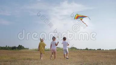快乐的<strong>孩子</strong>，快乐的<strong>孩子</strong>，快乐的<strong>孩子</strong>，快乐的<strong>孩子</strong>，在蓝天背景下的<strong>暑假</strong>里，带着风筝在草地上散步，自由