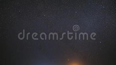 真正的五彩缤纷的夜晚日落天空之星。 自然星空背景背景背景。 4K，时间流逝