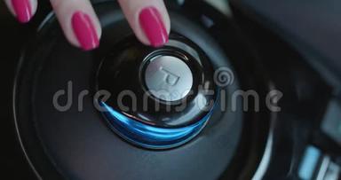 车停车按钮.. 车内司机按下自动停车按钮.. 智能技术。 电动汽车停车场