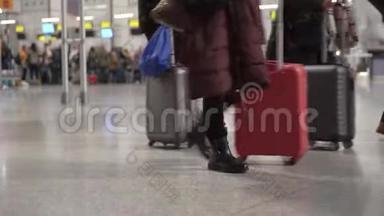 旅客携带行李离开机场.