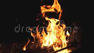 美丽的火焰在夜晚的曼格尔燃烧着的木片升起。 在黑暗中，金属燃烧的火焰