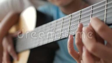 一位母<strong>亲近</strong>距离地教女儿如何演奏古典吉他，家庭活动为自学c