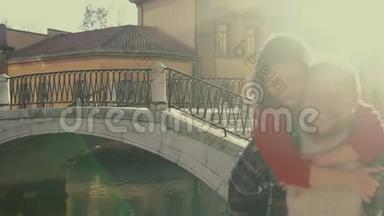 在意大利威尼斯享受<strong>爱情</strong>的浪漫情侣。 稳住摄像机。 日落的光。 <strong>爱情</strong>，关系，生活方式