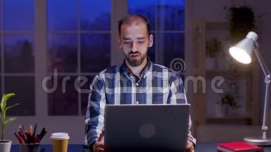 白人企业家在笔记本电脑上的视频通话中交谈