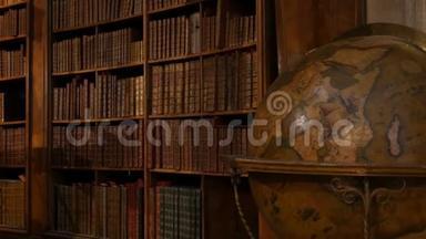 古老的大型古董地球仪。 美丽的老式旧书架和无名的书。 奥地利内政