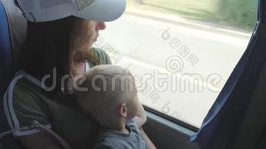 阳光明媚的日子里，年轻的母亲和小儿子坐公共汽车。 旅游，旅游，家庭观念..
