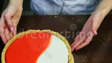 女人的手推着装饰着的奶酪蛋糕，旁边放着新鲜草莓