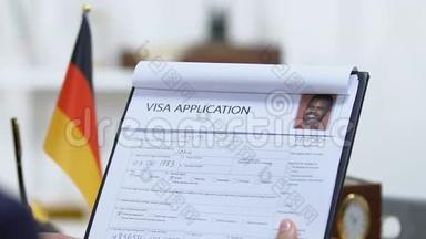 大使馆经理检查德国签证申请，标记批准，许可