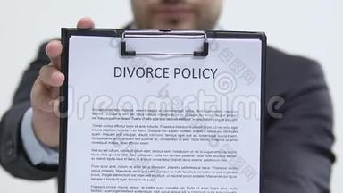 律师在镜头下展示离婚<strong>政策</strong>，子女监护协议，财产