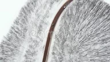 <strong>路面</strong>，顶部向下：汽车通过一个滑雪覆盖的交叉口。 在结冰的<strong>路面</strong>上驾驶的汽车上方飞行