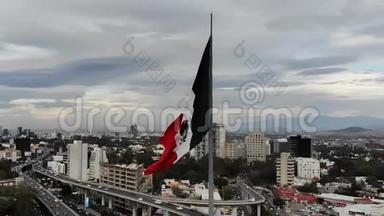 墨西哥城南部圣杰罗尼莫·利迪斯的纪念碑旗。