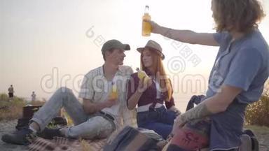 一群年轻朋友用吉他、冰镇啤酒或柠檬汁野餐，心情愉快