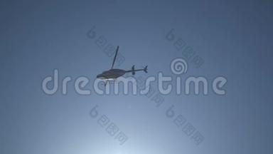 直升机直升机在蓝天与光线。 慢速<strong>快门</strong>速度快