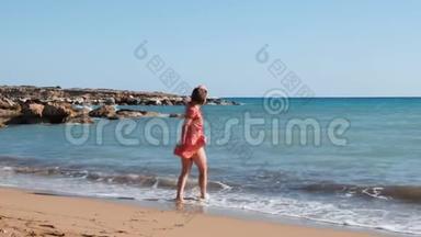 年轻迷人的女孩沿着<strong>沙滩</strong>散步。 布鲁内特女孩在<strong>海滨</strong>玩得很开心。 女孩在海边晒太阳。 女孩放松