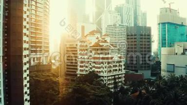 城市中心城市的抽象景观，清晨阳光下的摩天大楼映衬着光明，高关键的背景