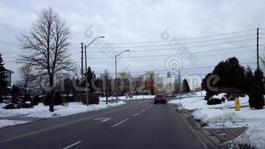汽车在繁忙的街道上行驶，在城市灯光交叉口在冬季。 在市区道路上行驶的车辆