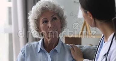 老年妇女在体检时与医生交谈