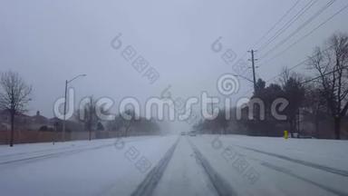 驾驶冬季暴风雪与车辆交通在白天。 司机视角POV雪雪暴雪天气状况