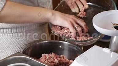 那个女孩正在煮肉臊子。 女孩把准备好的肉末从碗里转移到锅里。 荤菜
