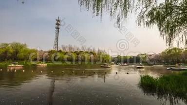 <strong>中国传统</strong>园林公园.. 游客乘船沿河而行. 4K时间推移。