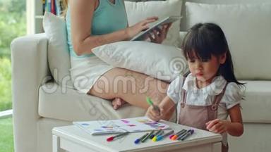 女儿展示了一幅画，画中母亲以小女孩<strong>为荣</strong>