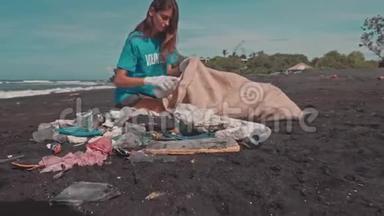 在海洋海滩上自愿<strong>分类垃圾</strong>，将塑料瓶折叠在生态袋中
