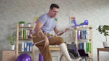 在康复中心，一个穿<strong>着</strong>绷带的腿，<strong>拄着拐杖</strong>跳舞的的男人