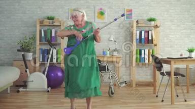 富有表现力的老妇人拄着拐杖跳舞，弹起吉他来