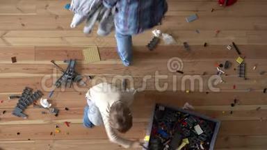 打扫房子。 妈妈和孩子把公寓地板上的脏东西打扫干净，时间流逝，从上面看