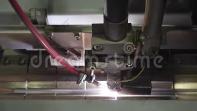 摄像机跟随等离子切割机`工作。 金属加工设备内部.. 钢铁工业，钢铁生产