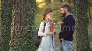 秋天的情侣在公园里摆姿势。 浪漫的秋天情侣在大自然的背景下摆姿势。 激情约会和爱情。 浪漫浪漫