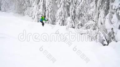 极限滑雪者骑着鲜粉雪下陡山坡.. 慢动作