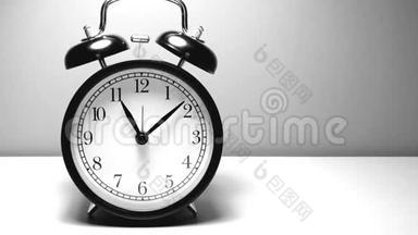 时间流逝视频黑色老式时钟倒计时分钟和小时。 概念