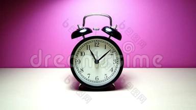 时间流逝视频黑色老式闹钟倒计时分钟和小时，直到12点。 商务、午休和午餐时间