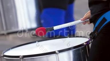 特写街头音乐家用棍子在大鼓上演奏的4k视频。 城市街道<strong>文化节</strong>或演出