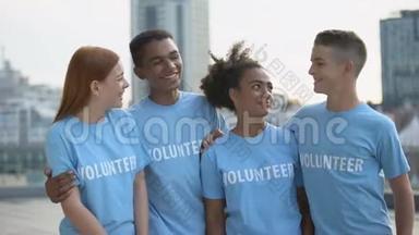 微笑青年志愿者t恤看相机，社会团队合作，帮助
