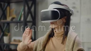 虚拟现实头盔中的女工程师用<strong>手模</strong>仿界面的工作。 未来的设计，