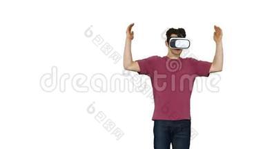 休闲游戏玩家舞蹈锁定嘻哈在VR耳机玩舞蹈游戏的白色背景。