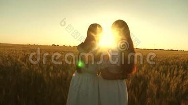 成年女儿抱着母亲在阳光下的田野里。 妈妈抚摸她女儿`头发。 妈妈轻轻地拥抱