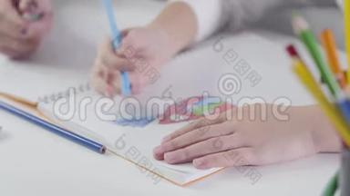 练习本中用彩色铅笔特写白种人儿童的手绘。 绘画、学习、教育